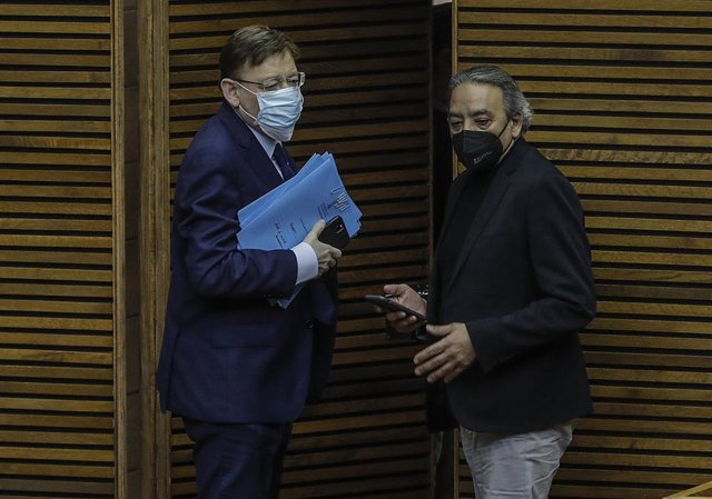 Archivo - El presidente de la Generalitat, Ximo Puig (i) y el diputado socialista Manolo Mata (d) durante una sesión de control en Les Corts