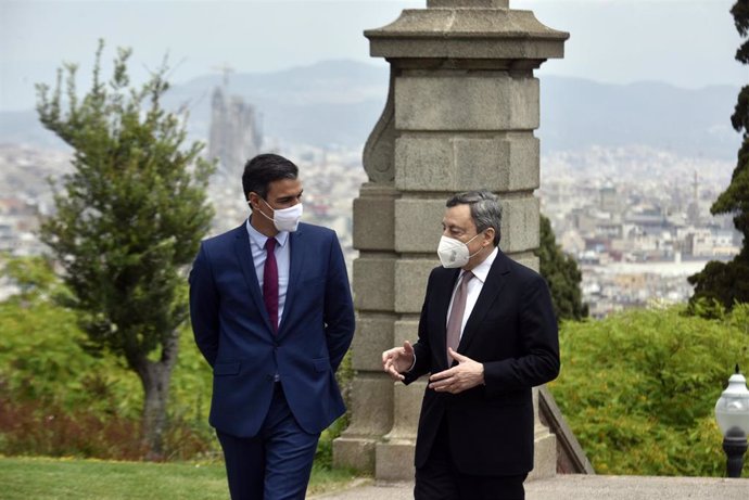 Archivo - El presidente del Gobierno, Pedro Sánchez (i), y el primer ministro italiano, Mario Draghi (d).