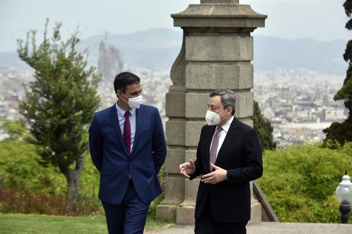 Archivo - El presidente del Gobierno, Pedro Sánchez (i), y el primer ministro italiano, Mario Draghi (d), llegan al Palacio Albéniz, para participar en un encuentro bilateral, a 18 de junio de 2021, en Barcelona, Catalunya (España). Sánchez y Draghi alm