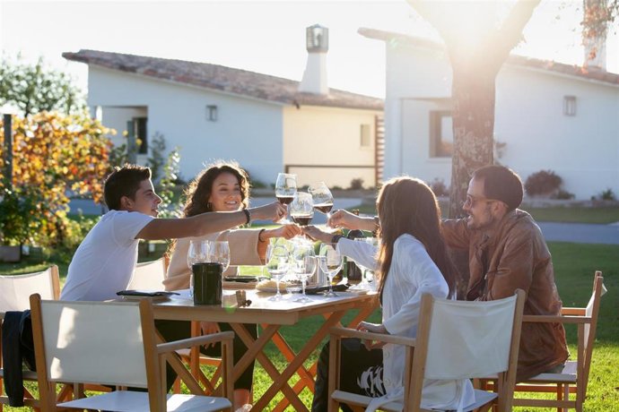 Archivo - Varias personas disfrutan de un vino en la Finca la Emperatriz