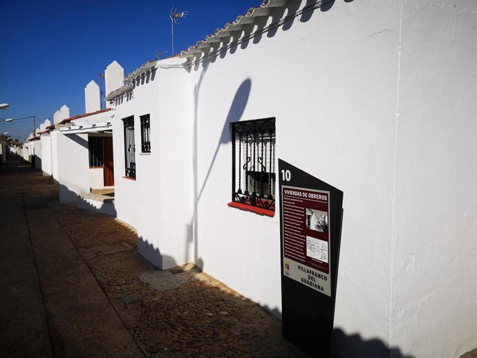 Un cartel informativo sobre la arquitectura de colonización en Villafranco del Guadiana.