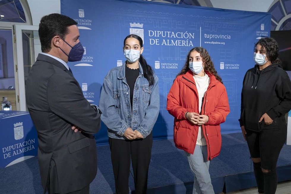 El presidente de la Diputación Javier Aureliano recibe a las farrucas que optan a Premio Goya por su cortometraje. Asociación Ítaca. Ángeles Martínez Vicepresidenta 2. Diputada Delegada de Bienestar Social