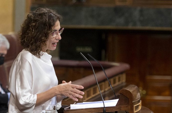La ministra de Hacienda, María Jesús Montero, interviene en una sesión plenaria en el Congreso de los Diputados, a 4 de noviembre de 2021, en Madrid, (España). El Pleno del Congreso de los Diputados vota este jueves las siete enmiendas de totalidad a lo