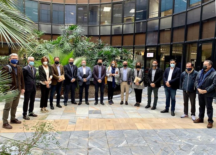 El director general de Territorio y Arquitectura, Jaime Pérez Zulueta, con los miembros de la Mesa de Formación de la Estrategia de Arquitectura y Construcción Sostenible