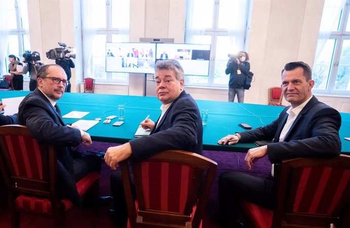 14 November 2021, Austria, Vienna: (L-R) Austrian Chancellor Alexander Schallenberg, Vice Chancellor Werner Kogler and Health Minister Wolfgang Mueckstein attend a coronavirus crisis summit with the government and provincial governors via videoconferenc