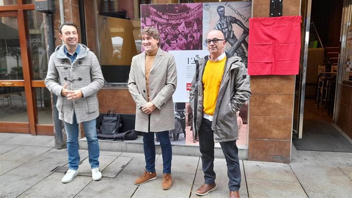 El presidente del PSE  en Bizkaia, Mikel Torres (izq), junto al secretario general del PSE, Eneko Andueza, y el secretario general del PSE de Erandio, Josean Pérez