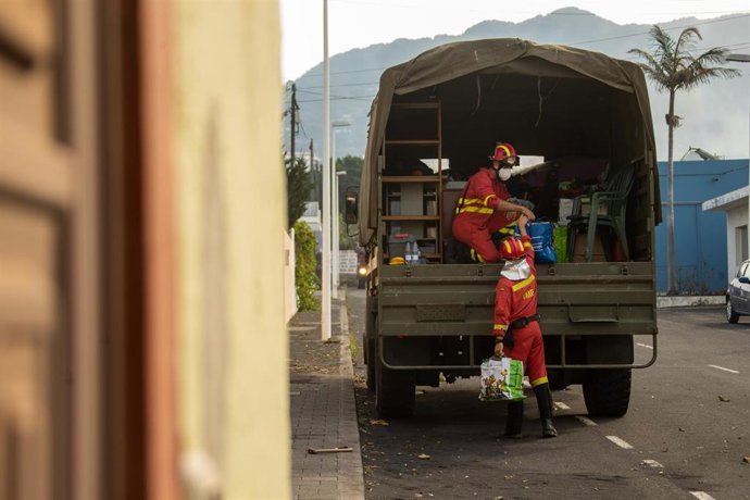 Varios efectivos del segundo Batallón de la Unidad Militar de Emergencias (UME), durante una recogida de enseres en la zona de viviendas San Borondón, en La Palma, Canarias (España). Esta recogida de enseres se debe a la cercanía de la colada de lava de