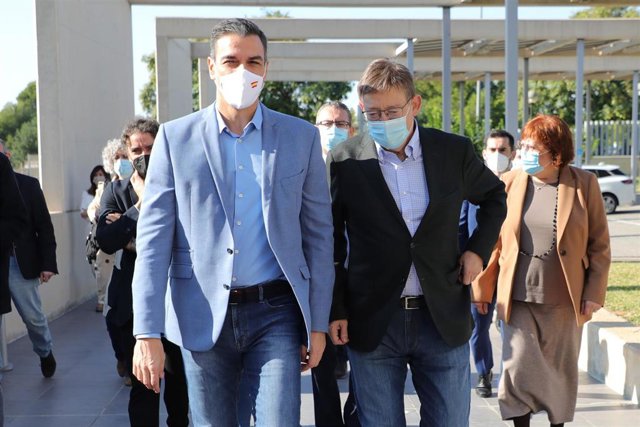 El presidente del Gobierno, Pedro Sánchez, y el 'president' de la Generalitat Valenciana, Ximo Puig, mantienen una reunión con representantes del sector turístico en Benidorm