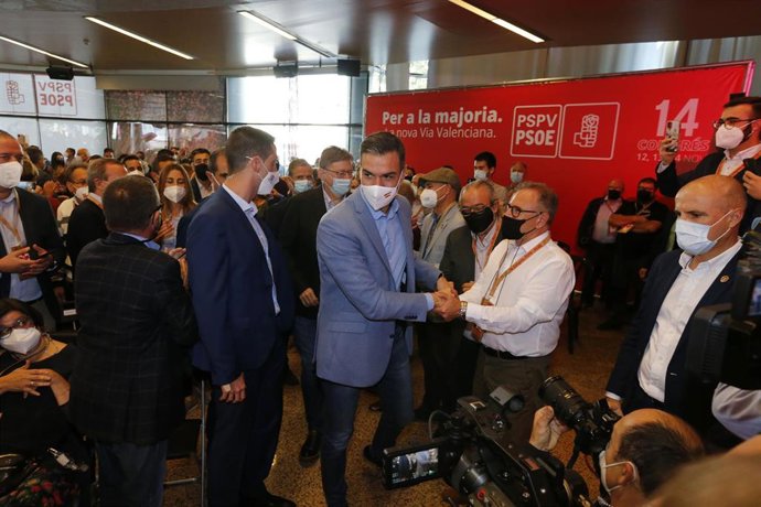El presidente de la Generalitat valenciana y secretario general del PSV, Ximo Puig (i) y el secretario general del PSOE y presidente del Gobierno, Pedro Sánchez (d), a su llegada a la clausura del XIV Congreso del PSV-PSOE, a 14 de noviembre de 2021, en
