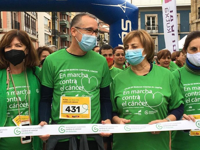 El consejero de Salud, Pablo Fernández Muñiz, que esta mañana ha participado en la carrera solidaria En Marcha Avilés, organizada por la Asociación Española contra el Cáncer en Asturias.