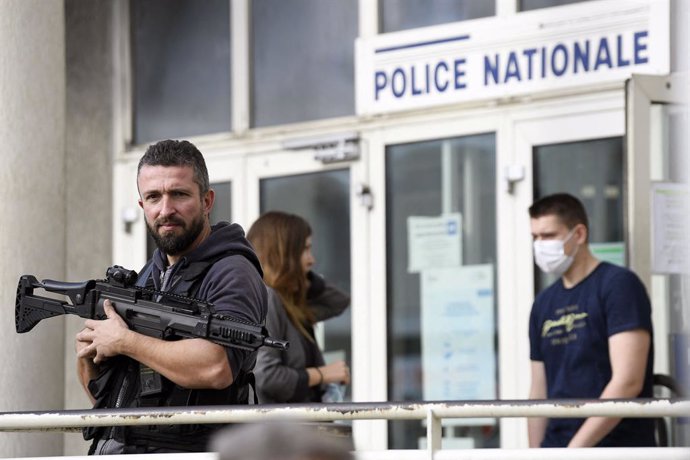 08 November 2021, France, Cannes: An armed police officer stands outside the police station of Cannes after a police officer was stabbed by an attacker who opened the door of a police van and stabbed him multiple times in Cannes, in southern France. A p