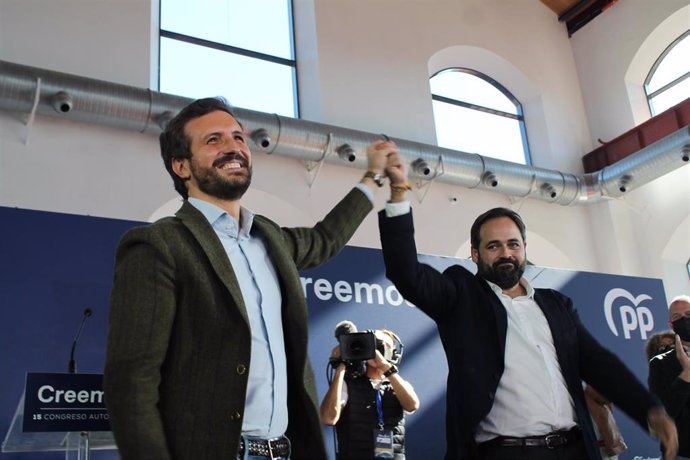 El presidente del PP, Pablo Casado (i) y el presidente del Partido Popular de Castilla-La Mancha, Paco Núñez (d), en la clausura del XV Congreso del PP de Castilla- La Mancha, a 14 de noviembre de 2021, en Puertollano Ciudad Real, Castilla-La Mancha, (E