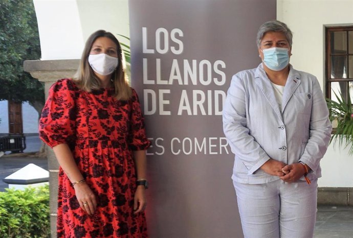 La alcaldesa de Los Llanos de Aridane, Noelia García, y la concejal de Comercio, Inmaculada Fernández