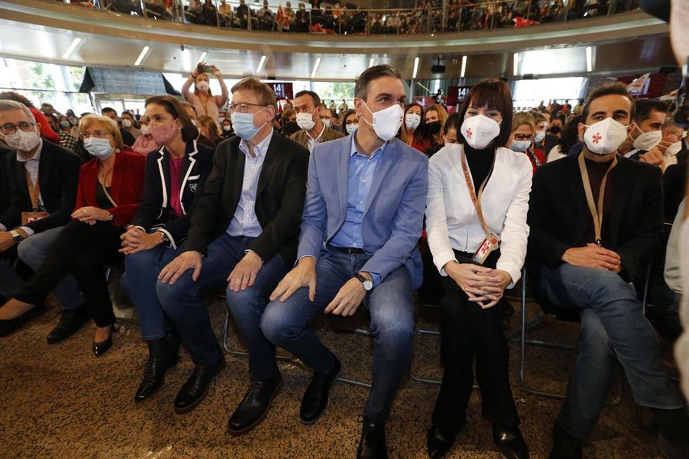 (I-D) La ministra de Industria, Comercio y Turismo, Reyes Maroto; el presidente de la Generalitat valenciana y secretario general del PSV, Ximo Puig; el secretario general del PSOE y presidente del Gobierno, Pedro Sánchez y la ministra de Ciencia e Inno