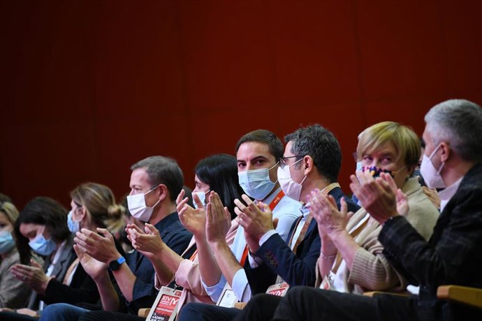 (I-D) El presidente del Senado, Ander Gil; la mujer de Juan Lobato; el secretario general del PSOE-M, Juan Lobato; el ministro de la Presidencia, Relaciones con las Cortes y Memoria Democrática, Félix Bolaños; la presidenta de la Comisión Gestora del PS