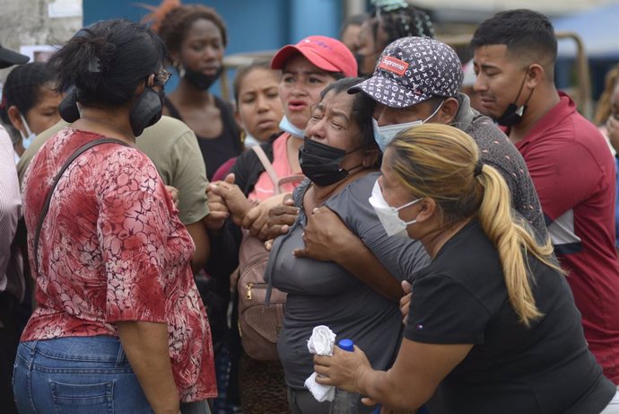 Familiars de les víctimes de la massacre de la Penitenciaría del Litoral, en Guayaquil