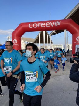 Participantes de 'Correblau', una carrera solidaria por la inclusión escolar de alumnos autistas