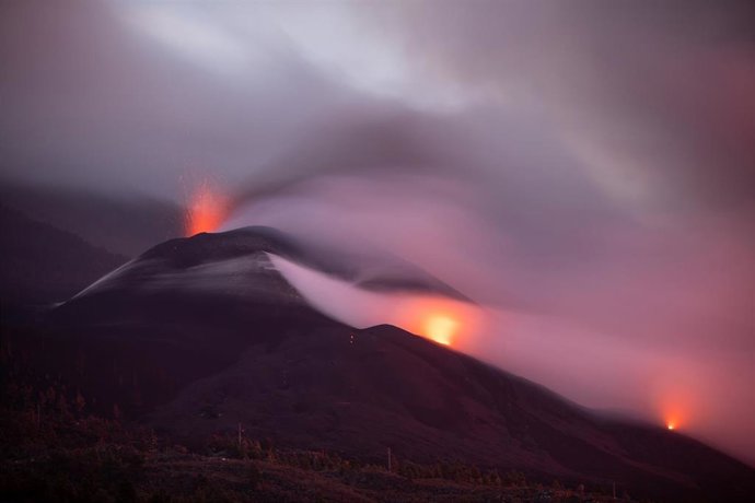 Nube de ceniza y lava que salen del volcán de Cumbre Vieja, a 12 de noviembre de 2021, en Tacande de Abajo, Santa Cruz de Tenerife, Canarias, (España). Según el satélite Copernicus, que ha actualizado el monitoreo de la zona del volcán de La Palma, la l