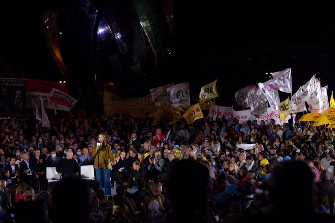 10 November 2021, Argentina, Buenos Aires: Eugenia Vidal (C), former governor of the province of Buenos Aires, speaks during the closing campaign of the party "Juntos por el Cambio" (Together for Change), ahead of the Argentine general elections schedul