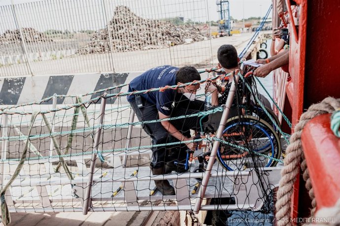 Archivo - Migrantes a bordo del Ocean Viking son desembarcados en Sicilia (Italia)