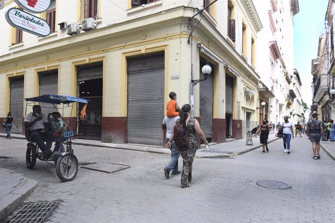 Archivo - Personas paseando en una calle de La Habana
