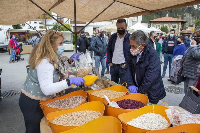 Palacio de Jesús de Monasterio, Casar de Periedo (Cabezón de la Sal)  El presidente de Cantabria, Miguel Ángel Revilla, y el consejero de Desarrollo Rural, Guillermo Blanco, asisten a la XVI Feria de la Alubia y la Hortaliza.