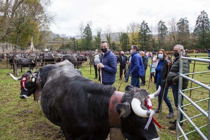 Arenas de Iguña  El consejero de Desarrollo Rural, Ganadería, Pesca, Alimentación y Medio Ambiente, Guillermo Blanco, asiste a la XL Feria-Exposición de Ganado de Arenas de Iguña.