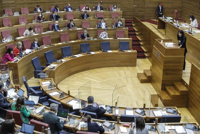 La diputada de Unides Podem Naiara Davó (d), en un pleno de las Corts Valencianas, a 20 de octubre de 2021, en Valencia, Comunidad Valenciana, (España). El pleno de Les Corts de este miércoles debate una proposición de ley de Ciudadanos que busca la rep