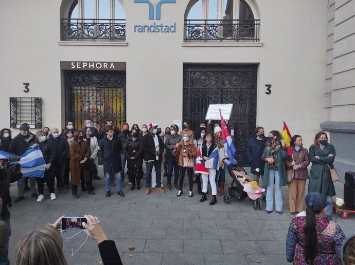 Cubanos residentes en Zaragoza reivindican "democracia y libertad" en su país .