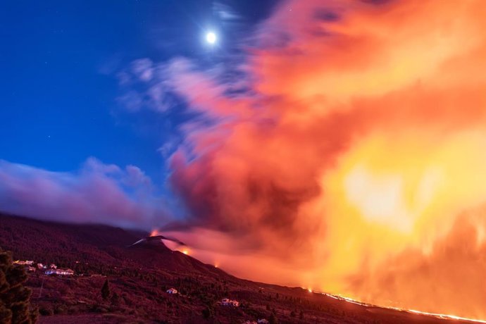 Nube de ceniza y lava que salen del volcán de Cumbre Vieja, a 12 de noviembre de 2021, en Tacande de Abajo, Santa Cruz de Tenerife, Canarias, (España). Según el satélite Copernicus, que ha actualizado el monitoreo de la zona del volcán de La Palma, la l