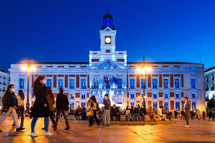 La fachada de la Real Casa de Correos se ilumina de color azul como muestra de apoyo al Día Mundial de la Diabetes 14 de noviem