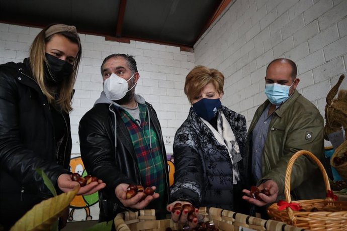 La reguerana Verónica Martínez gana el premio al mejor lote de castaña valduna de 2021.