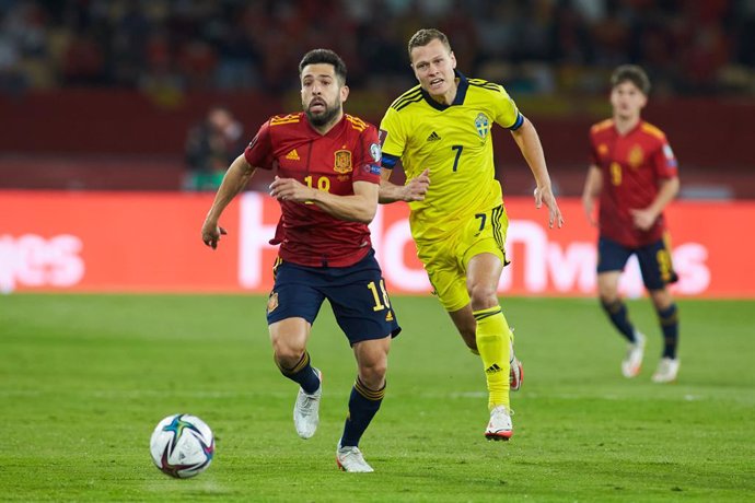 Jordi Alba of Spain and Viktor Cleasson of Sweden in action during the FIFA World Cup Qatar 2022 Qualifier match between Spain and Sweden at La Cartuja Stadium on November 14, 2021 in Sevilla, Spain