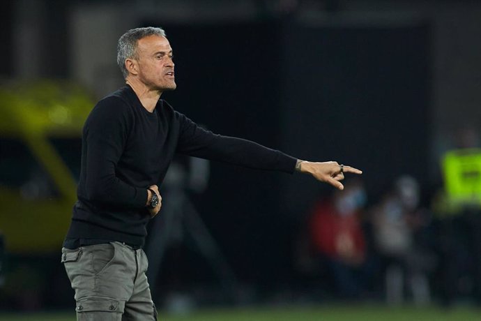 Luis Enrique Martínez da instrucciones durante el España-Suecia 