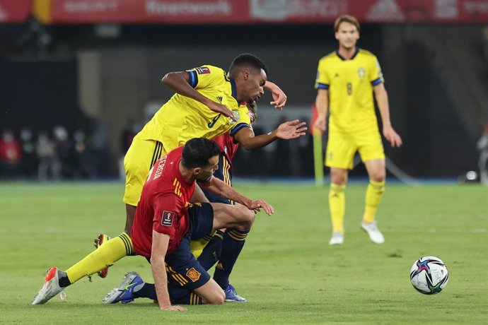 14 November 2021, Spain, Seville: Sweden's Alexander Isak (C)and Spain's Sergio Busquets battle for the ball during the 2022 FIFA World Cup European qualifiers Group B soccer match between Spain and Sweden at Estadio La Cartuja de Sevilla. Photo: Jose 