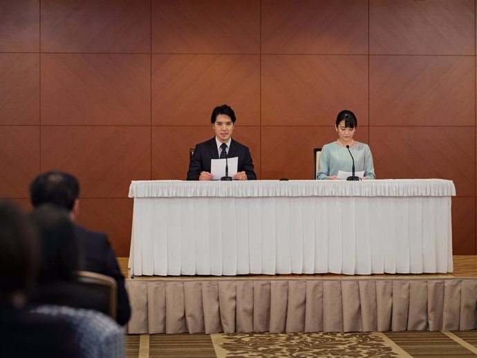 26 October 2021, Japan, Tokyo: Princess Mako (R), the elder daughter of Prince Akishino and Princess Kiko, and her husband Kei Komuro, a university friend of Princess Mako, speak at a press conference to announce their marriage registration at Grand Arc