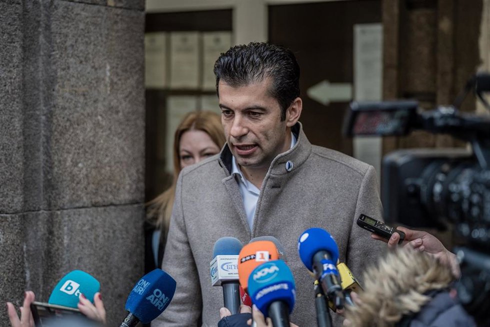 El líder de la formación búlgara anticorrupción Seguimos Cambiando, Kiril Petkov, tras votar en los comicios presidenciales y parlamentarios de noviembre de 2021