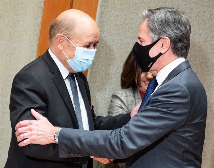 Archivo - 22 September 2021, US, New York: French Foreign Minister Jean-Yves Le Drian (L), Anthony Blinken, Secretary of State of the United States, and German Foreign Minister Heiko Maas (not pictured) meet during a hybrid meeting of the foreign minist