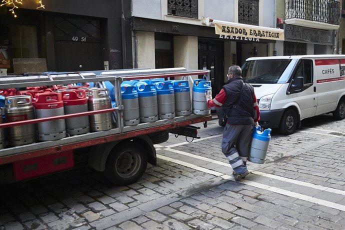 Archivo - Un repartidor deja bombonas de butano a un bar en Pamplona