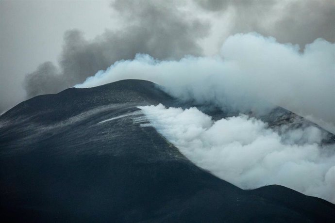 Nube de ceniza que sale del volcán de Cumbre Vieja, en Tacande de Abajo, en La Palma