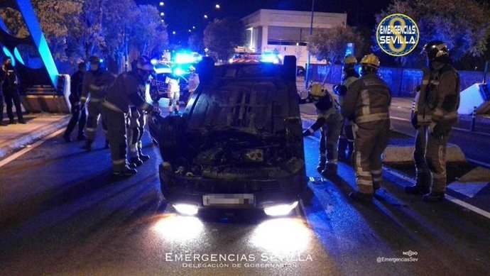 Coche accidentado en la Cartuja