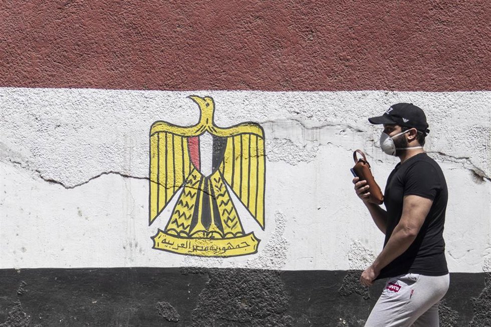 Archivo - Un hombre con mascarilla en la capital de Egipto, El Cairo, durante la pandemia de coronavirus