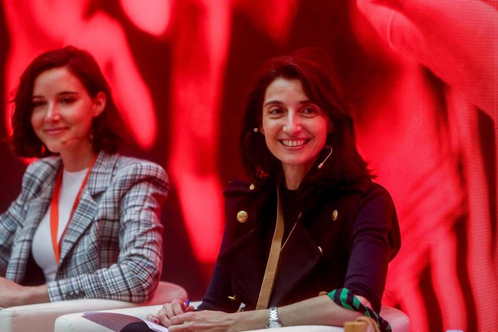 La secretaria de Igualdad de la CEF, Andrea Fernández (i); y la ministra de Justicia, Pilar Llop, en la mesa Partidos Políticos y nuevos liderazgos del acto de clausura del Congreso del PSOE-M, a 13 de noviembre de 2021, en Madrid (España).