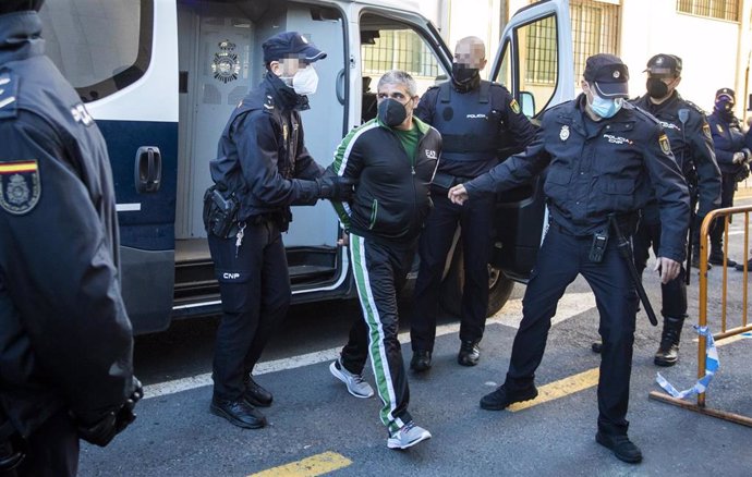 Bernardo Montoya, acusado de la agresión sexual y asesinato de Laura Luelmo, llega a la Audiencia de Huelva.