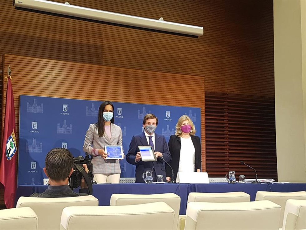 La vicealcaldesa de Madrid, Begoña Villacís; el alcalde, José Luis Martínez-Almeida, y la delegada de Hacienda, Engracia Hidalgo, en la presentación del proyecto de presupuestos para 2022
