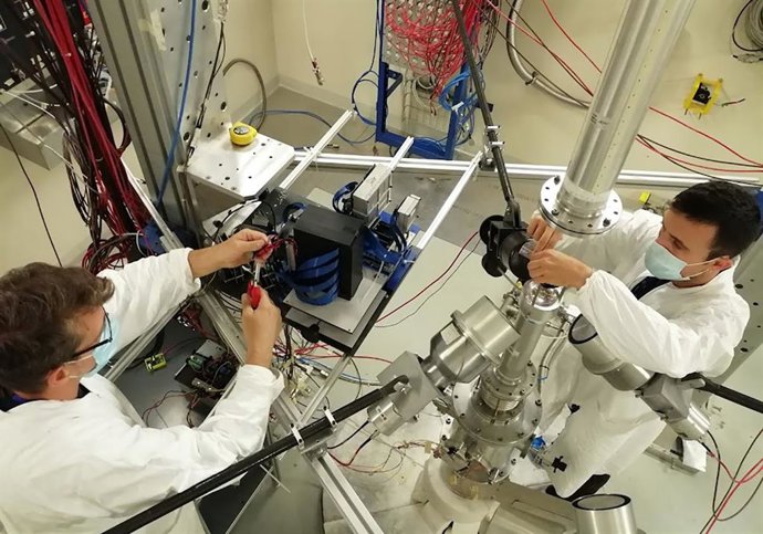César Domingo y Jorge Lerendegui trabajando en el experimento en el CERN