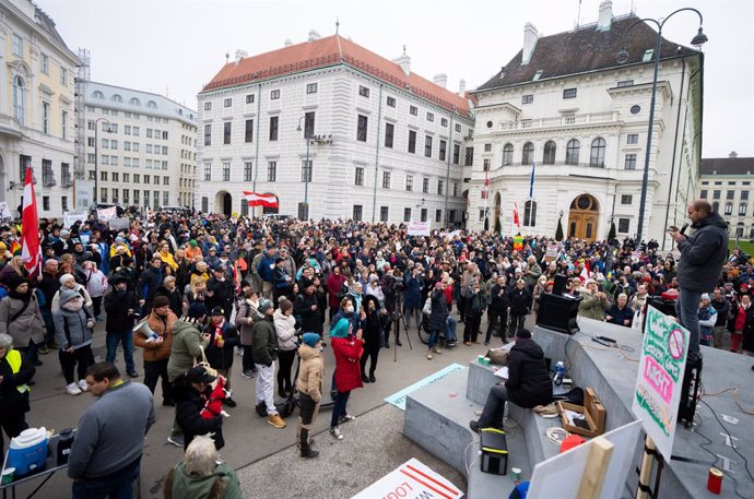 14 November 2021, Austria, Vienna: People take part in a protest at Ballhausplatz against the authority's lockdown measures for unvaccinated people. Photo: Georg Hochmuth/APA/dpa