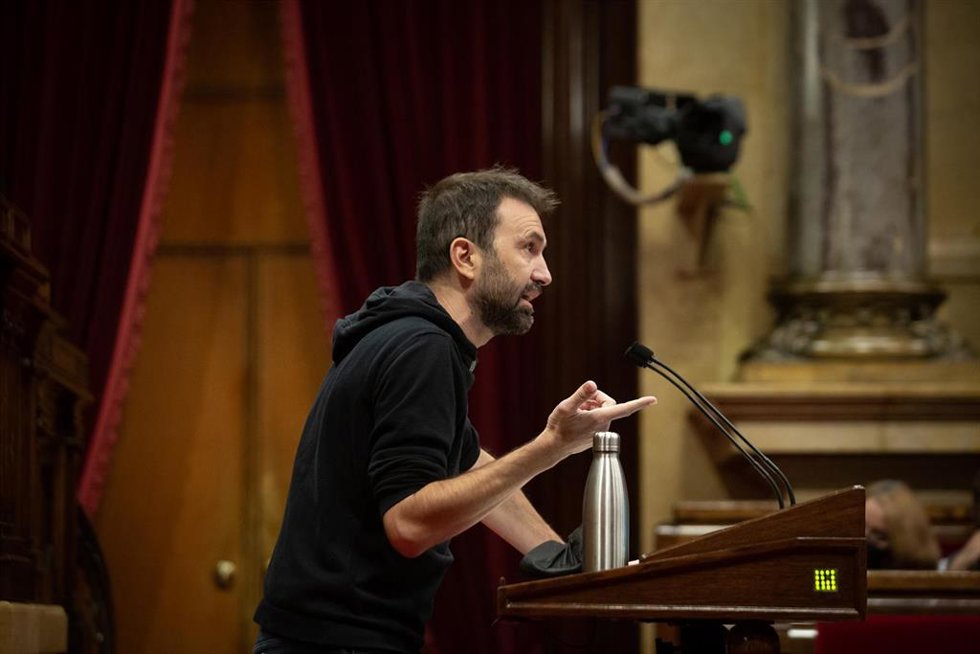 El diputado de la CUP Pau Juvill, durante una sesión plenaria del Parlament de Catalunya, a 4 de noviembre de 2021, en Barcelona, Catalunya (España). La ley de la ciencia de Catalunya y una proposición de ley de la CUP que plantea internalizar el servi