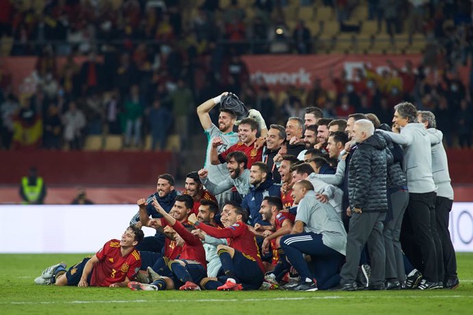 Team of Spain celebrates a victory during the FIFA World Cup Qatar 2022 Qualifier match between Spain and Sweden at La Cartuja Stadium on November 14, 2021 in Sevilla, Spain