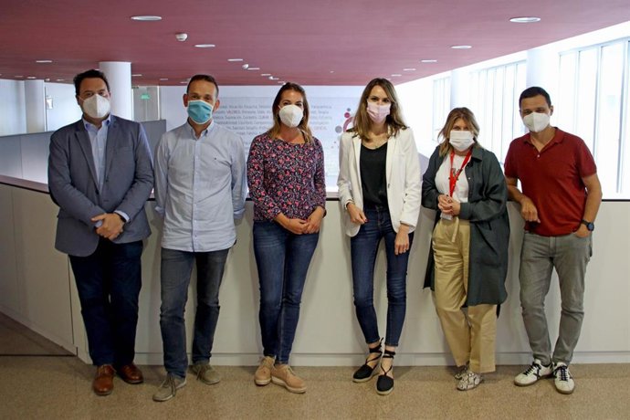 Archivo - Tania Menéndez y Mercedes Gozalbo, Digital Transformation Officer y directora de Investigación respectivamente (tercera y segunda por la derecha), con los equipos de Nootric y Neuronup, en el bootcamp organizado en el Hospital de Vinalopó